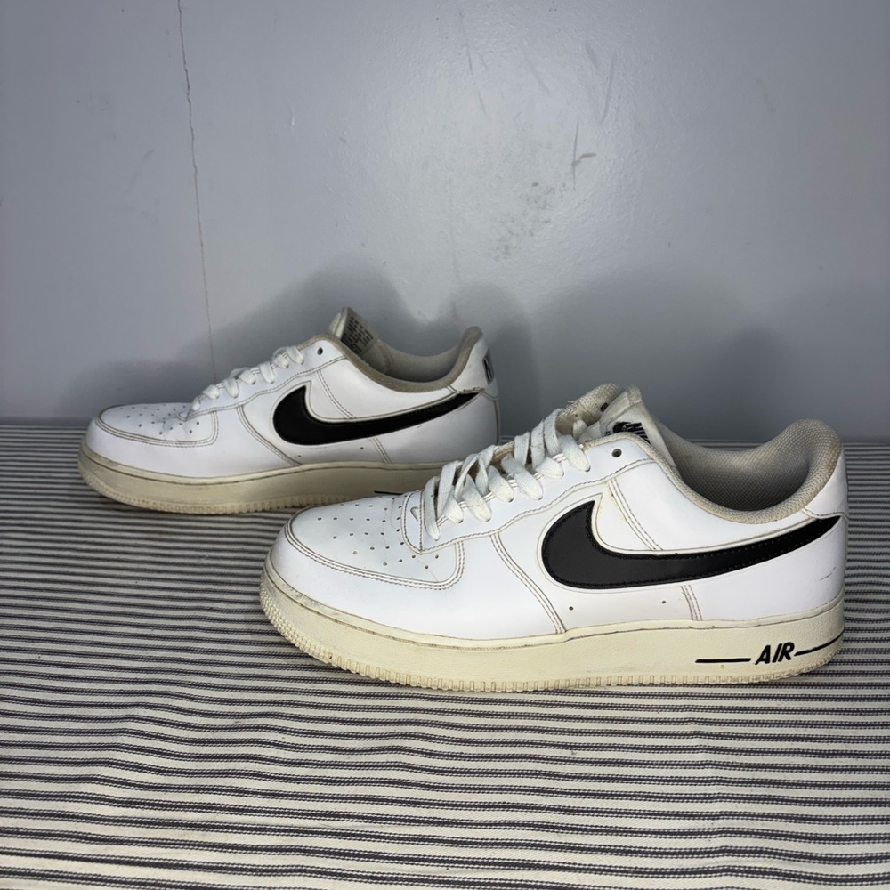 Men's Nike Air Force 1 White with Black Swoosh Sneakers Size 10.5